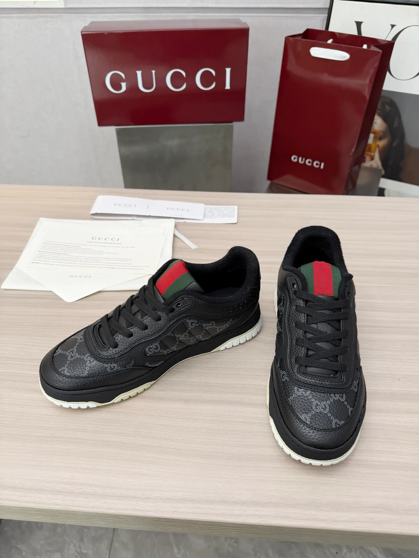 [G Home] P: 600💰 Couple size: Female 35-40. Male 39-44 (45 custom-made) 🆕2025.GUCC Gucci original order quality The latest popular high and low top aged couple sneakers series shipped original purchase development and production, this high and low top sneakers adopt a basketball-style silhouette design, cleverly integrated with hollow panels and distressed effects, showing unique ingenuity. The ingenuity incorporates brand logo details such as interlocking Double G styling accessories and Gucci lettering, a low-key tribute to the brand's design heritage. Exquisite packaging at the delivery counter 🛍📦 ▪️ Fabric: Original customized imported first-layer cowhide ▪️ Inner lining: Imported first-layer cowhide ▪️ Sole: Original molded two-color TPU sole ▪️ Sole thickness: 3cm